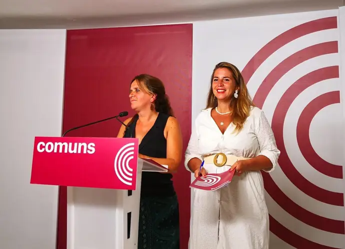 Las coordinadoras de los Comuns, Gemma Tarafa y Candela López, en rueda de prensa.