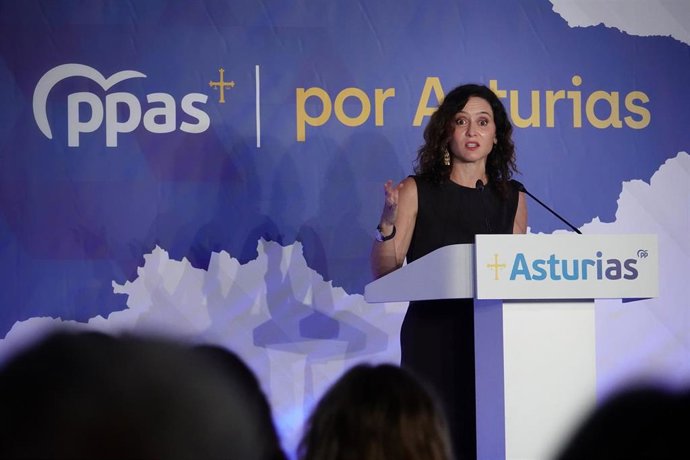 La presidenta de la Comunidad de Madrid, Isabel Díaz Ayuso, interviene durante la gala de entrega del primer Premio ‘Tomás Antuña’, a 29 de agosto de 2025, en Llanes, Asturias (España). 