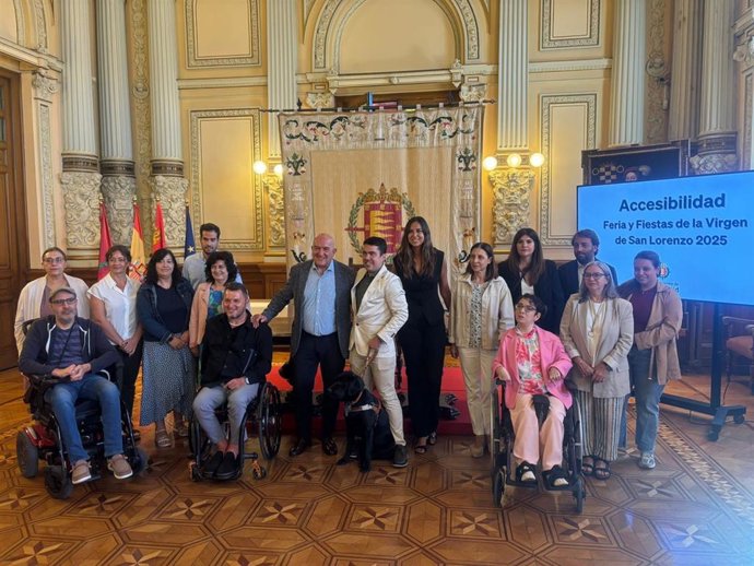 El alcalde de Valladolid, Jesús Julio Carnero; la concejala de Turismo, Eventos y Marca Ciudad, Blanca Jiménez, y el concejal de Familia, Personas Mayores y Servicios Sociales, Rodrigo Nieto, y los representantes de asociaciones.