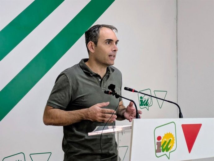 El coordinador general de IU Andalucía y diputado en el Congreso, Toni Valero, en rueda de prensa.