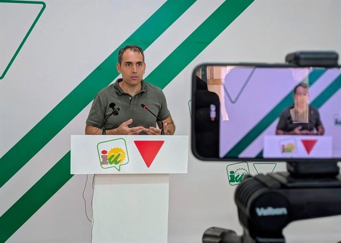 El coordinador de IU-A y diputado en el Congreso, Toni Valero, en rueda de prensa en Málaga.