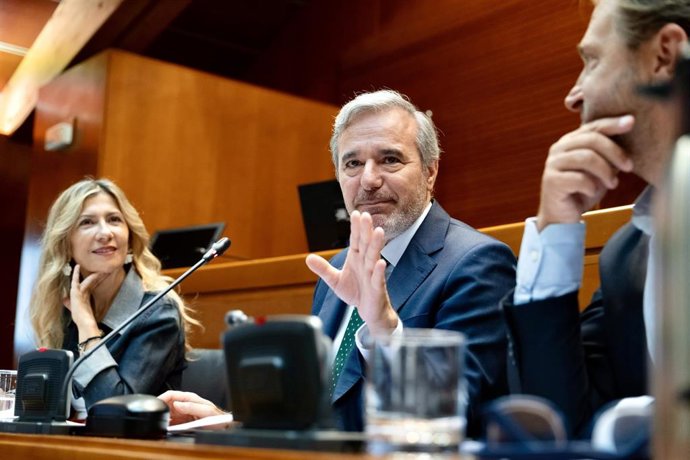 El presidente del Gobierno de Aragón, Jorge Azcón, junto a la vicepresidenta Mar Vaquero y el portavoz de los populares en las Cortes, Fernando Ledesma, durante la reunión mantenida este lues con el grupo parlamentario en las Cortes de Aragón.