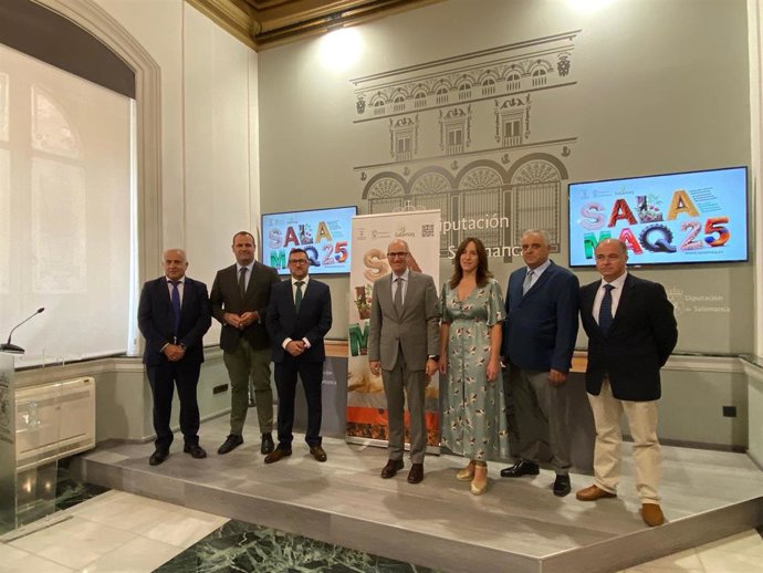 El presidente de la Diputación, Javier Iglesias, junto a varios diputados durante la presentación de Salamaq.