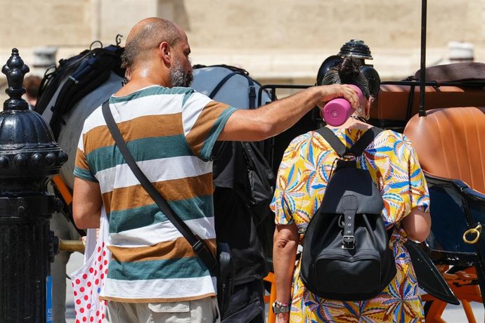 Peatones por las calles de Sevilla en plena ola de calor. A 11 de agosto de 2025 en Sevilla, Andalucía (España). 