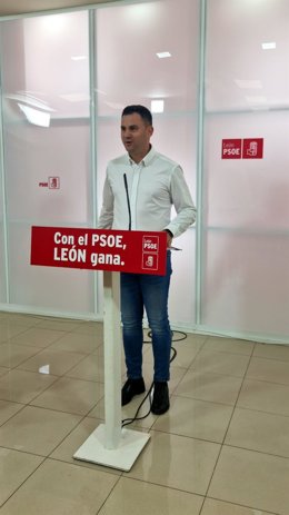 El secretario general del PSOE de León, Javier Alfonso Cendón, en la sede del partido.