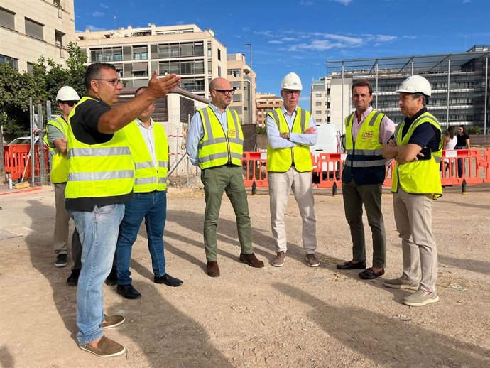 Los concejales del Ayuntamiento de Murcia José Francisco Muñoz y Antonio Navarro visitan las obras del mayor aparcamiento disuasorio de la red municipal, situado frente a la sede de la Agencia Tributaria, que arrancaron el pasado 18 de agosto