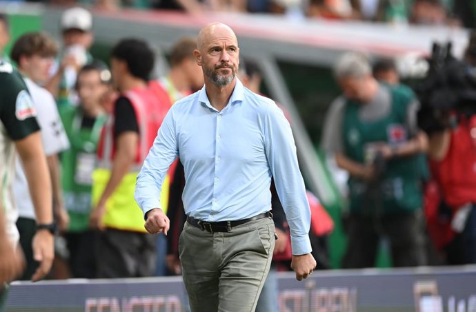 30 August 2025, Bremen: Bayer Leverkusen coach Erik ten Hag heads to the locker room during the German Bundesliga soccer match between Werder Bremen and Bayer Leverkusen at Weserstadion. Photo: Carmen Jaspersen/dpa - WICHTIGER HINWEIS: Gemä den Vorgaben 