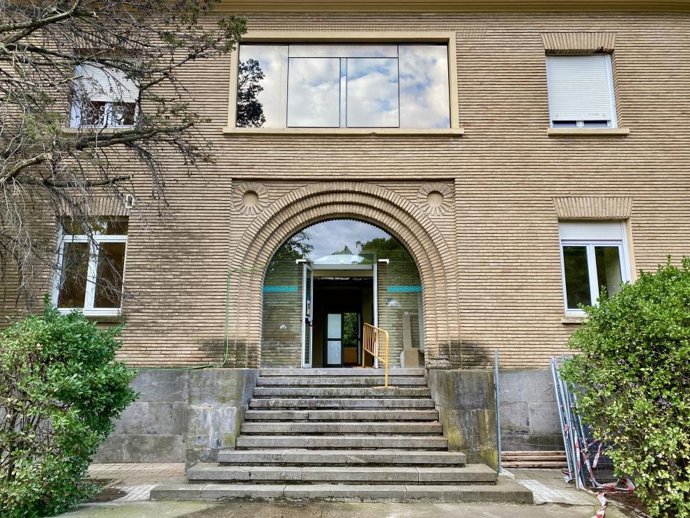 Entrada al hospital de día oncohematológico del Hospital Royo Villanova de Zaragoza donde se va a construir una nueva rampa de acceso.