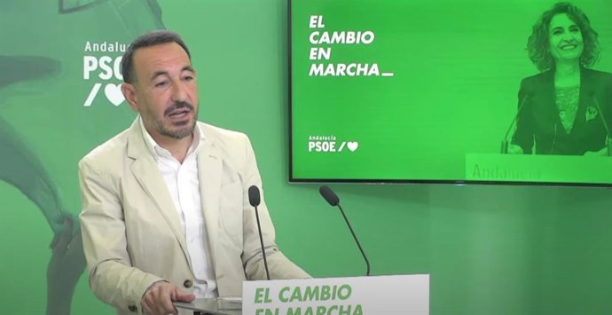 O Secretário de Comunicação Política e Treinamento do PSOE-A, Fernando López Gil, em uma coletiva de imprensa na sede do PSOE-A em Sevilha.