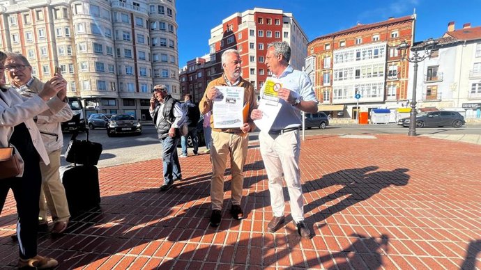 El edil de Medio Ambiente, Carlos Niño, y el responsable de Urbaser, Rubén Marañón.
