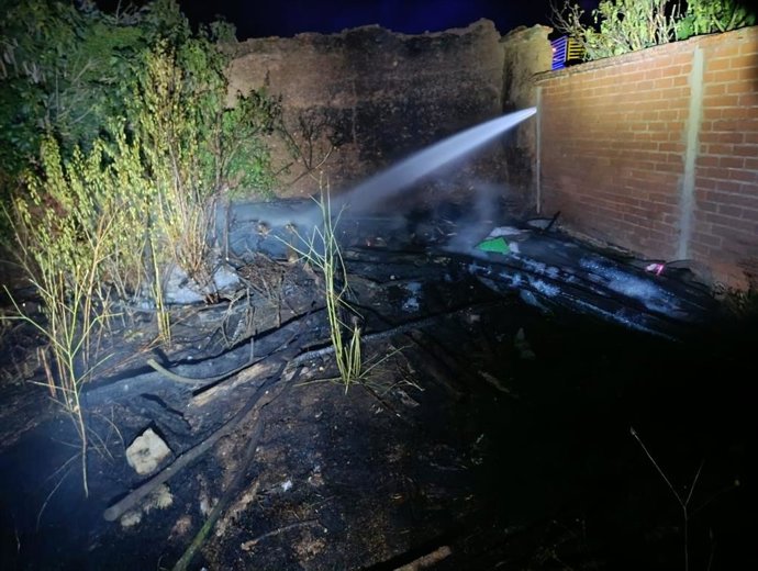 Bomberos del Sepeis intervienen en el incendio de Urdiales del Páramo.