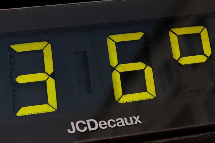 Un termómetro marca la temperatura en la calle. ARCHIVO. 