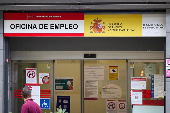Archivo - Entrada de una oficina del SEPE, a 3 de junio de 2025, en Madrid (España). El paro registrado en las oficinas de los servicios públicos de empleo bajó en 57.835 personas en mayo en relación con el mes anterior (-2,3%) debido, sobre todo, al sect