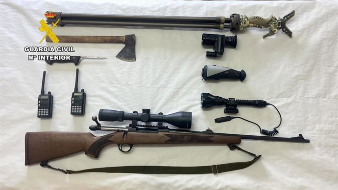 Rifle y objetos intervenidos a los detenidos.