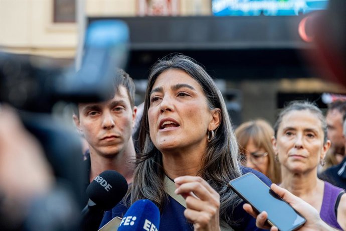 Archivo - La portavoz de Más Madrid en la Asamblea, Manuela Bergerot, atiende a los medios de comunicación durante una concentración contra el racismo y la xenofobia tras los hechos ocurridos en Torre Pacheco, en la plaza del Callao, a 17 de julio de 2025