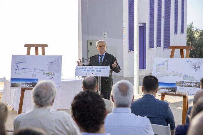 El presidente de la Diputación, Salvador Fuentes, interviene en el inicio de la obra de urbanización del Polígono Las Salinas de Rute.