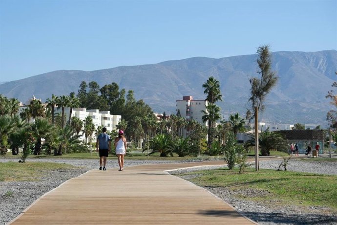 Dos paseantes en la Senda Litoral de la Costa Tropical de Granada