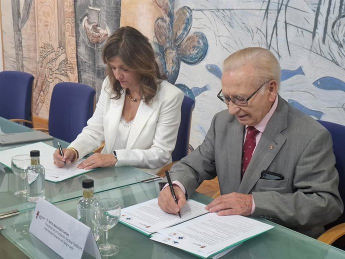 La rectora de la ULE, Nuria González y el representante de Fundaspe y de la Hermandad de Donantes de Sangre, Martín Manceñido, durante la firma del convenio.