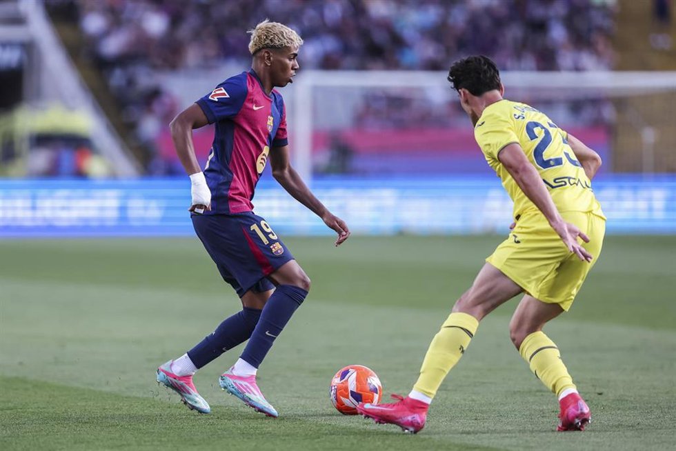 Archivo - El atacante del FC Barcelona Lamine Yamal encara al lateral izquierdo del Villarreal CF Sergi Cardona en el Estadi Olimpic Lluis Companys.
