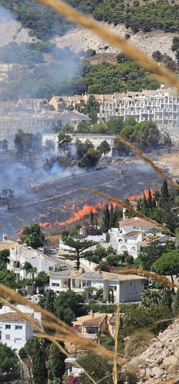 Vista del incendio que afecta a la zona de Santángelo Oeste en Benalmádena.