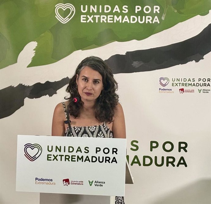 La portavoz de Unidas por Extremadura, Irene de Miguel, en rueda de prensa