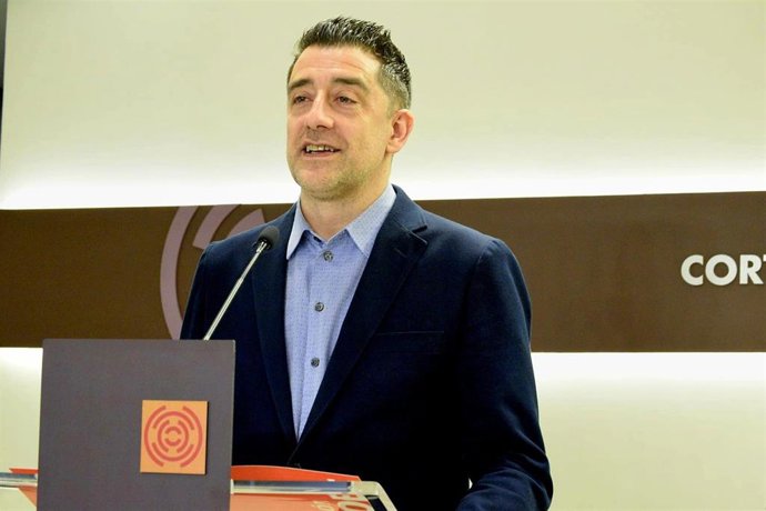 El portavoz del PSOE en materia sanitaria en las Cortes, Iván Carpi, este lunes en la sala de prensa de la Cámara autonómica.