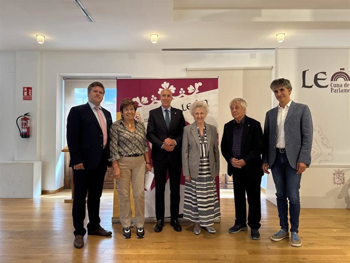 El alcalde de León, José Antonio Diez (tercero por la izquierda) y la presidenta de la Fundación Eutherpe, Margarita Morais (a su derecha), en la presentación del Curso.