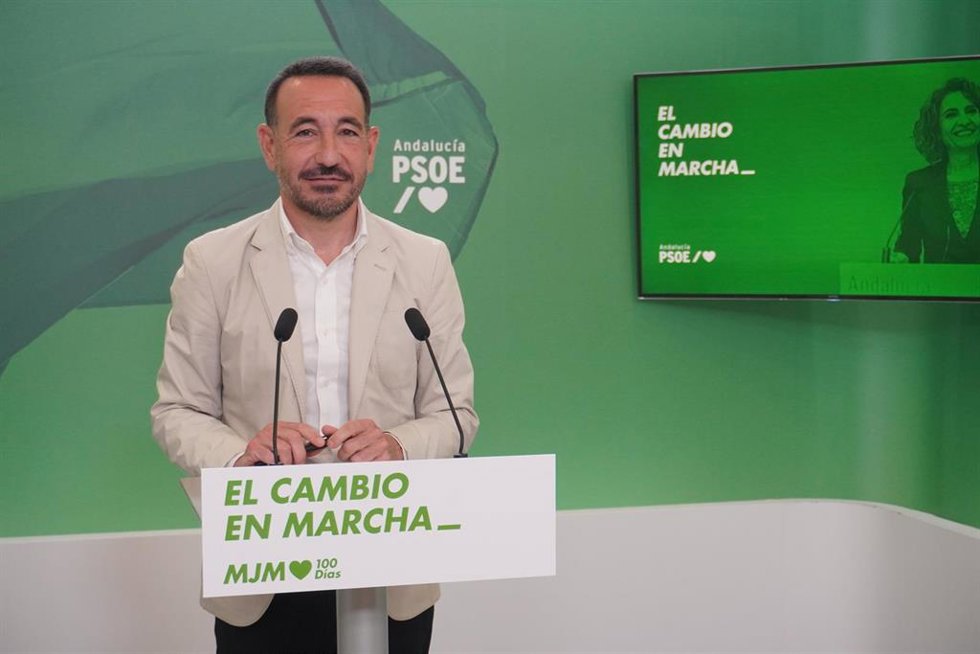 El secretario de Comunicación Política y Formación del PSOE-A, Fernando López Gil, en rueda de prensa.