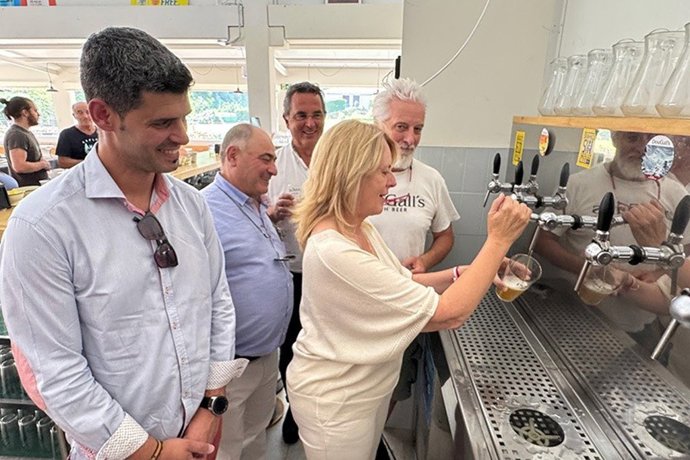 La consejera de Alimentación, María Jesús Susinos, visita la factoría de cerveza DouGall's