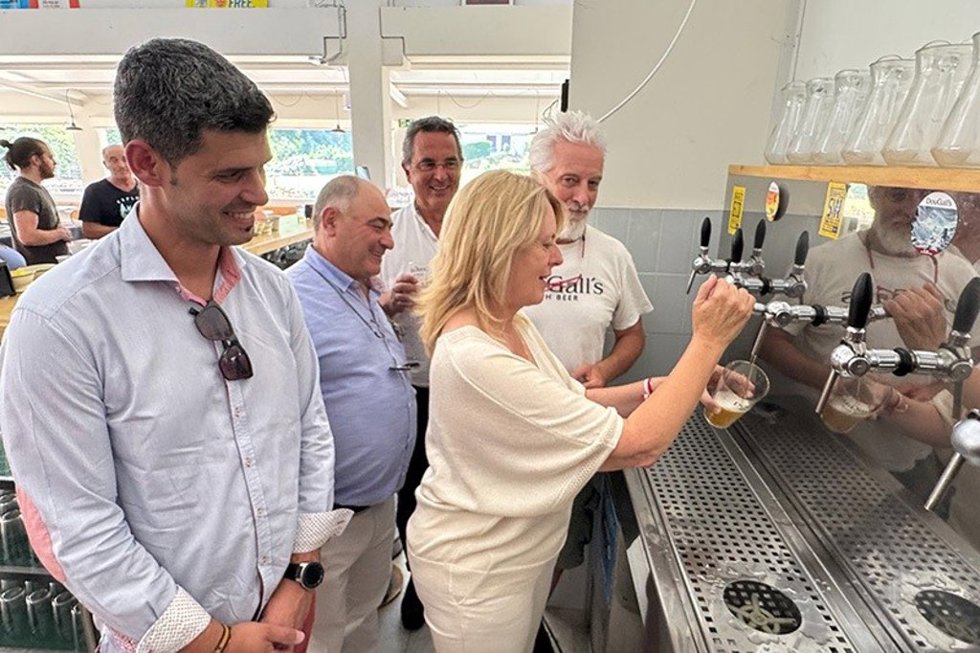 La consejera de Alimentación, María Jesús Susinos, visita la factoría de cerveza DouGall's