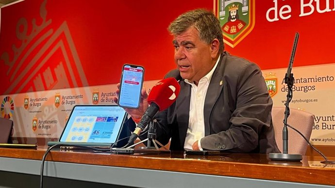 El responsable del área, Juan Manuel Manso, muestra la nueva APP de recarga.