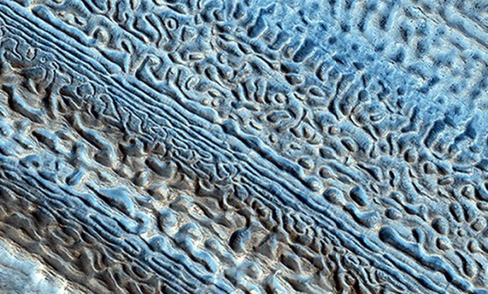 Um exemplo do terreno "coral-cérebro" de Marte capturado pela câmera HiRISE a bordo da Mars Reconnaissance Orbiter.