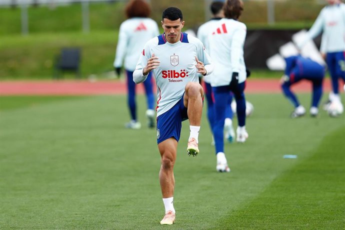Archivo - El lateral español Pedro Porro durante un entrenamiento con la selección española.