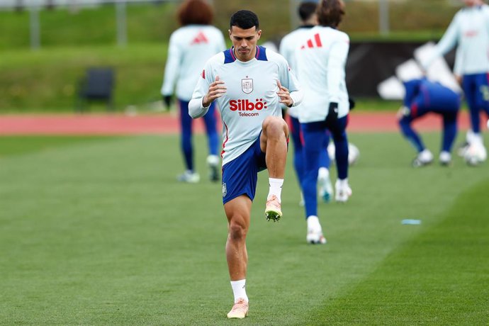 Archivo - Pedro Porro of Spain warms up during a training session prior to the Spanish national soccer team's UEFA Nations League matches at Ciudad del Futbol on November 14, 2024, in Las Rozas, Madrid, Spain.