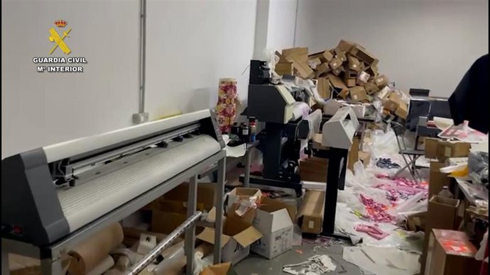 La Guardia Civil desarticula la primera fábrica de serigrafiado textil donde se elaboraban prendas falsificadas para su comercialización en las islas canarias