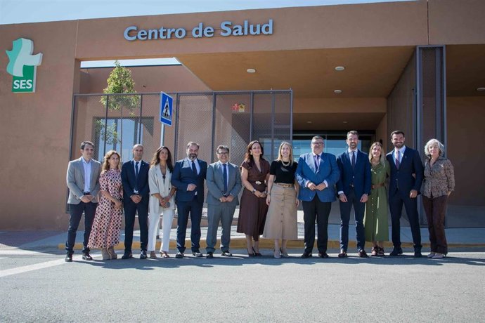 La presidenta de la Junta, María Guardiola, entre las autoridades asistentes a la inauguración del nuevo centro de salud de Los Santos de Maimona (Badajoz)