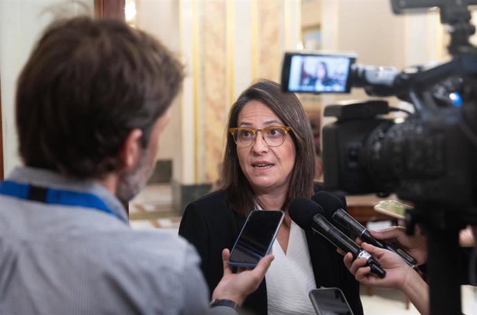 Archivo - La vicepresidenta tercera de la Mesa del Congreso, Esther Gil de Reboleño, atiende a medios en una imagen de archivo. 