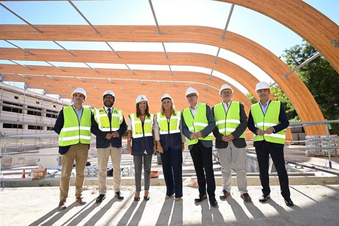 Visita de Junta, Ayuntamiento y UGR a las obras de la piscina de Fuentenueva