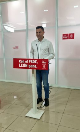 El secretario provincial del PSOE en León, Javier Alfonso Cendón, en la sede del partido.