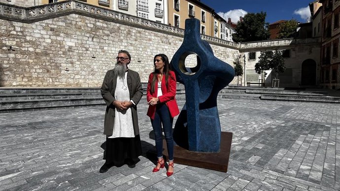 La Responsable De Cultura, Andrea Ballesteros, Con El Artista Óscar Martín.