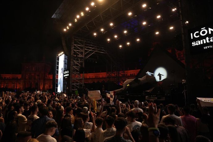 Archivo - El artista puertorriqueño Myke Towers durante su actuación en el Icónica Santalucía Sevilla Fest.