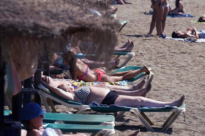 Archivo - Numerosos turistas y malagueños disfrutan de la playa de La Malagueta. A 29 de julio de 2025, en Málaga (Andalucía, España). 