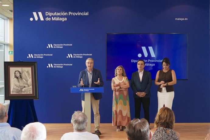 El presidente de Diputación, Francisco Salado, ha presentado los actos junto a la edil de Cultura , Mari Paz Couto; la presidenta de la Peña El Revezo, Victoria Castillo; el presidente de la Federación de Pandas, José María Cuenca, y el autor del cartel.