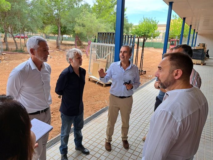 El conseller de Educación y Universidades, Antoni Vera, durante su visita a la nueva escoleta adscrita al CEIP Na Penyal de Cala Millor.