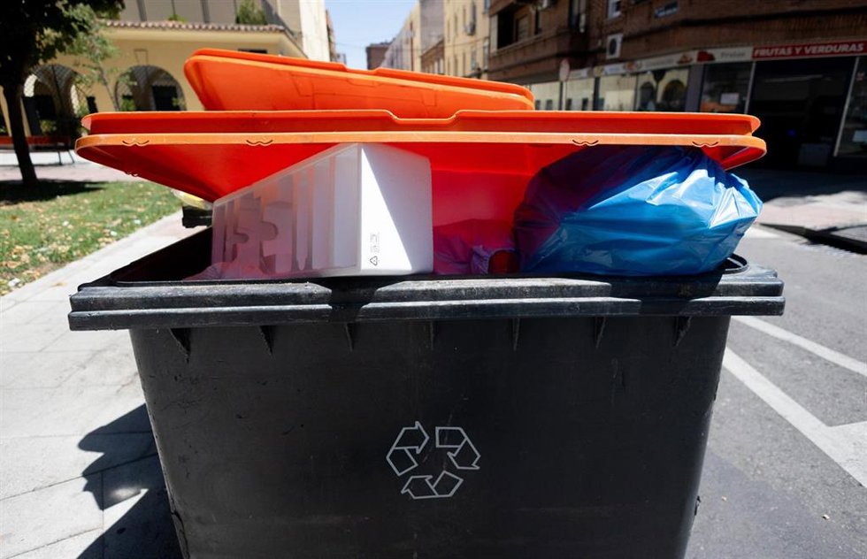 Archivo - Cubos de basura en una calle de Madrid, a 21 de julio de 2025, en Madrid (España).