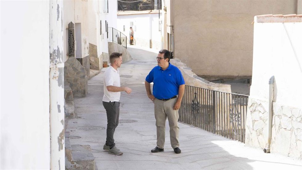 El diputado provincial de Fomento, Antonio Jesús Rodríguez (d), durante la visita a unas actuaciones de Planes Provinciales.