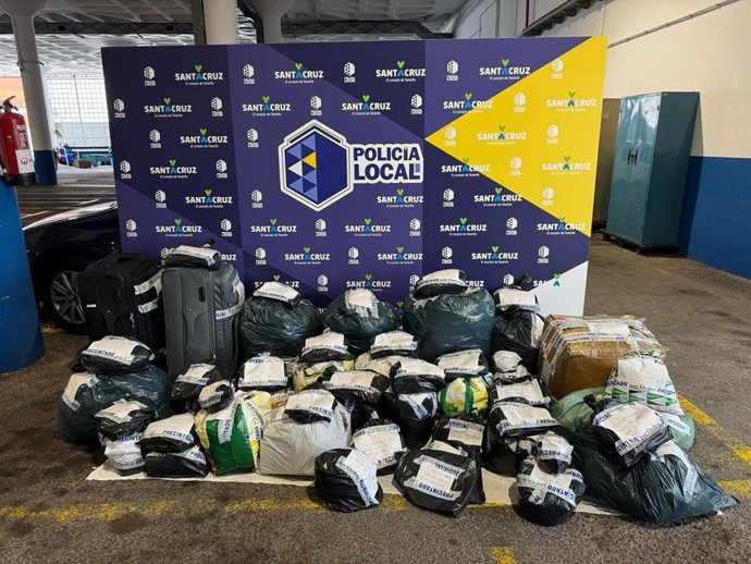 Prendas de ropa falsificadas e incautadas en el Rastro de Santa Cruz de Tenerife