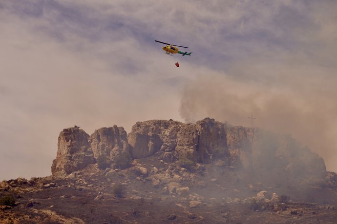 Vista del incendio que afecta al paraje de Monte Coronado, en el distrito Palma-Palmilla de la capital malagueña.