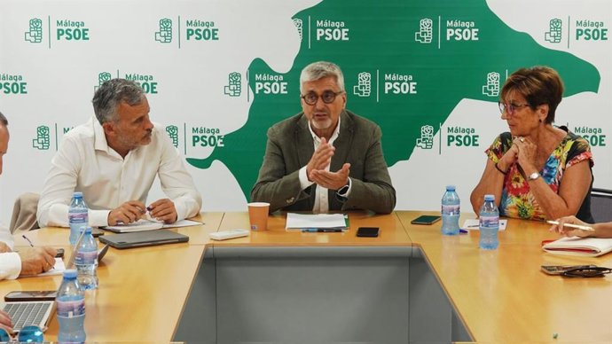 El secretario general del PSOE de Málaga, Josele Aguilar, junto al vicesecretario general y la presidenta de su formación, Ignacio López y Marisa Bustinduy, respectivamente.