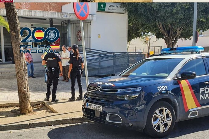 Efectivos de la Policía Nacional junto a su vehículo en Jerez en una imagen de archivo.